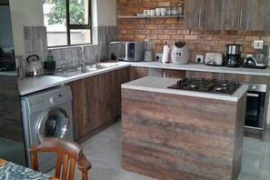 Private kitchen - Transit Haven: 2-Bed Retreat (Kempton Park)