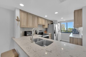 Kjøleskap, mikrobølgeovn, ovn og kokeplater