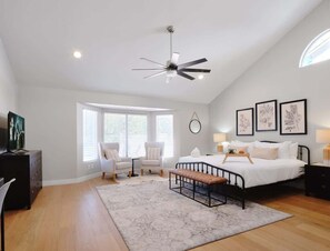4 habitaciones, escritorio y tabla de planchar con plancha 