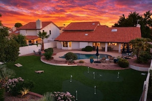 Propiedad residencial con piscina, césped y zona de patio.