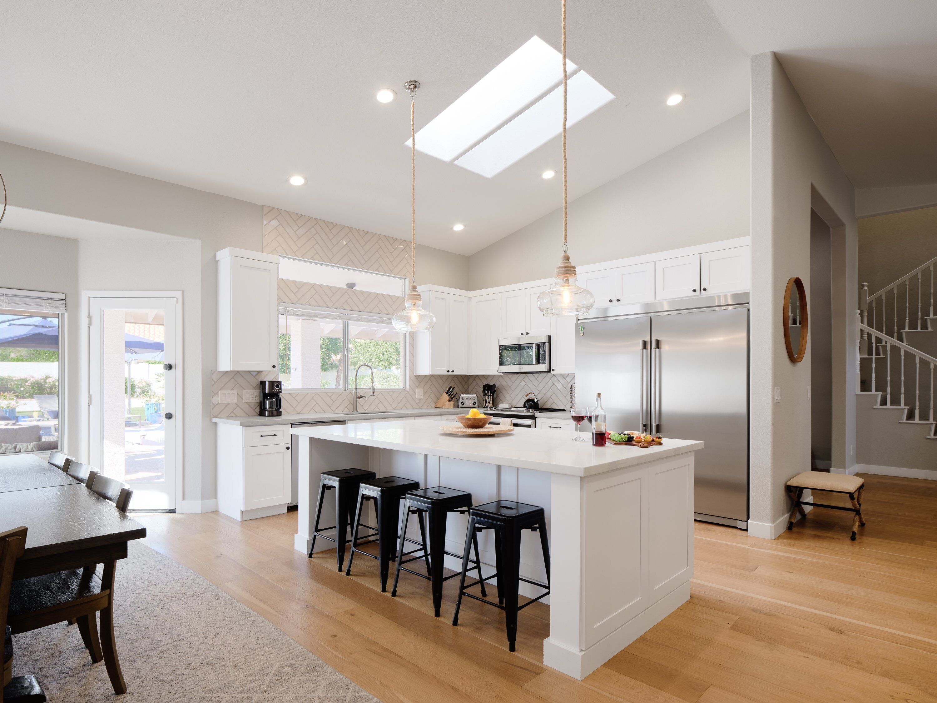 Kylskåp, mikrovågsugn, ugn och spishäll