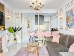 Appartement, vue ville | Coin séjour | TV connectée, Netflix, services de streaming, espaces bureaux