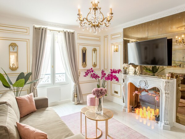 Apartment, City View | Living area | 43-inch Smart TV with cable channels, Netflix, streaming services - Merveil Luxury Suite - Bourdonnais (Paris)