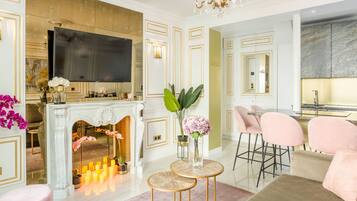 Apartment, Stadtblick | Wohnbereich | 43-Zoll-Smart-TV mit Kabelempfang, Netflix, Streaming-Dienste