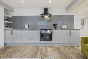 Een koelkast, een magnetron, een oven, een kookplaat