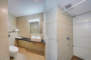 Habitación Deluxe, vistas a la ciudad | Baño | Artículos de higiene personal gratuitos, toallas, jabón y champú