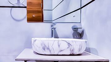 Deluxe Double or Twin Room | Bathroom | Free toiletries, towels, soap, shampoo