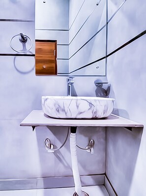 Deluxe Double or Twin Room | Bathroom | Free toiletries, towels, soap, shampoo - Roomshala Hotel Sukoon (New Delhi)