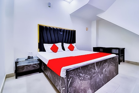Deluxe Double or Twin Room | Free WiFi, bed sheets. Roomshala Hotel Sukoon