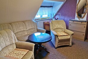 Fernseher, Bücher, Stereoanlage