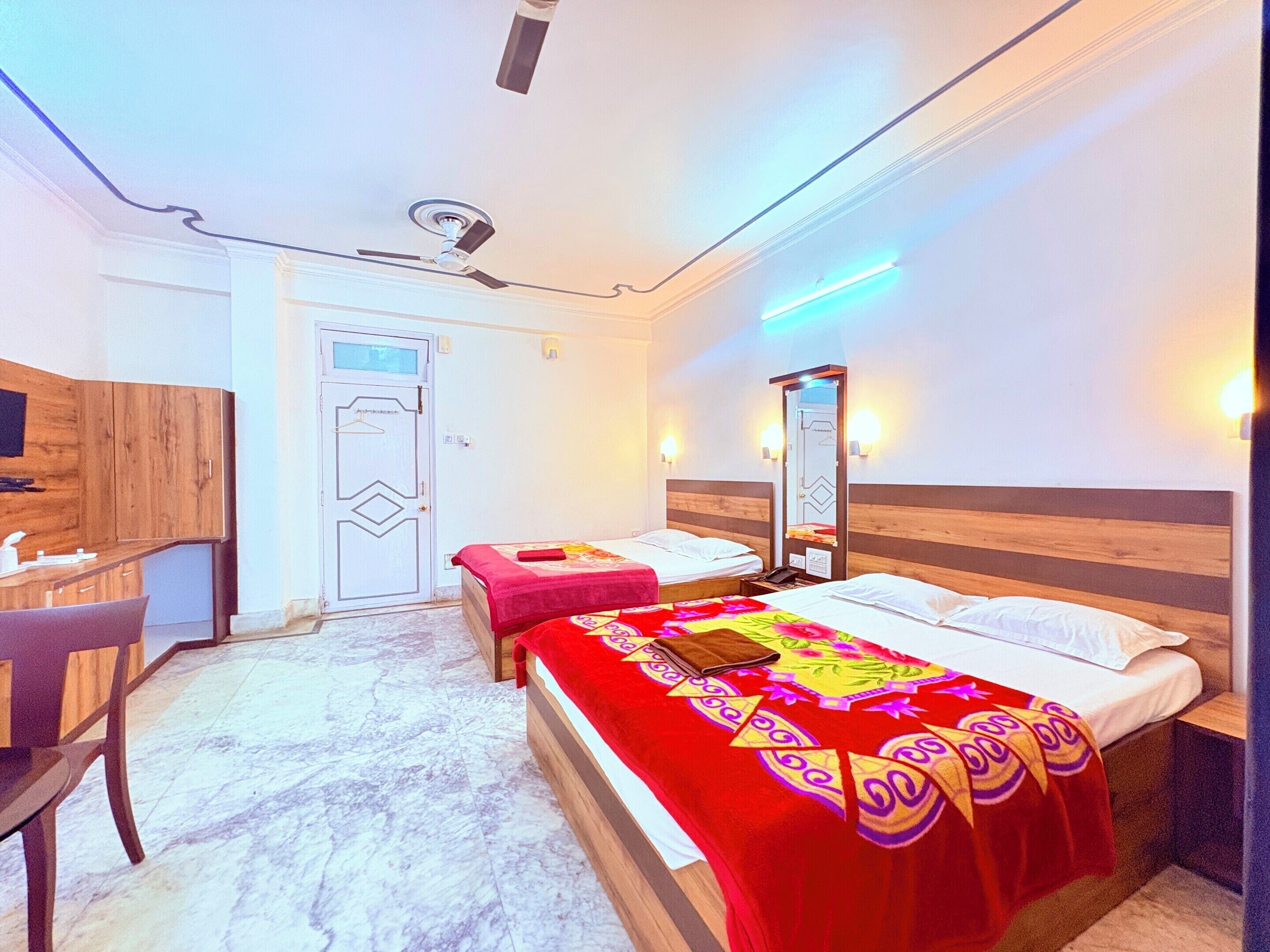 Neljän hengen luksushuone, kaupunkinäköala | Ilmainen Wi-Fi, vuodevaatteet