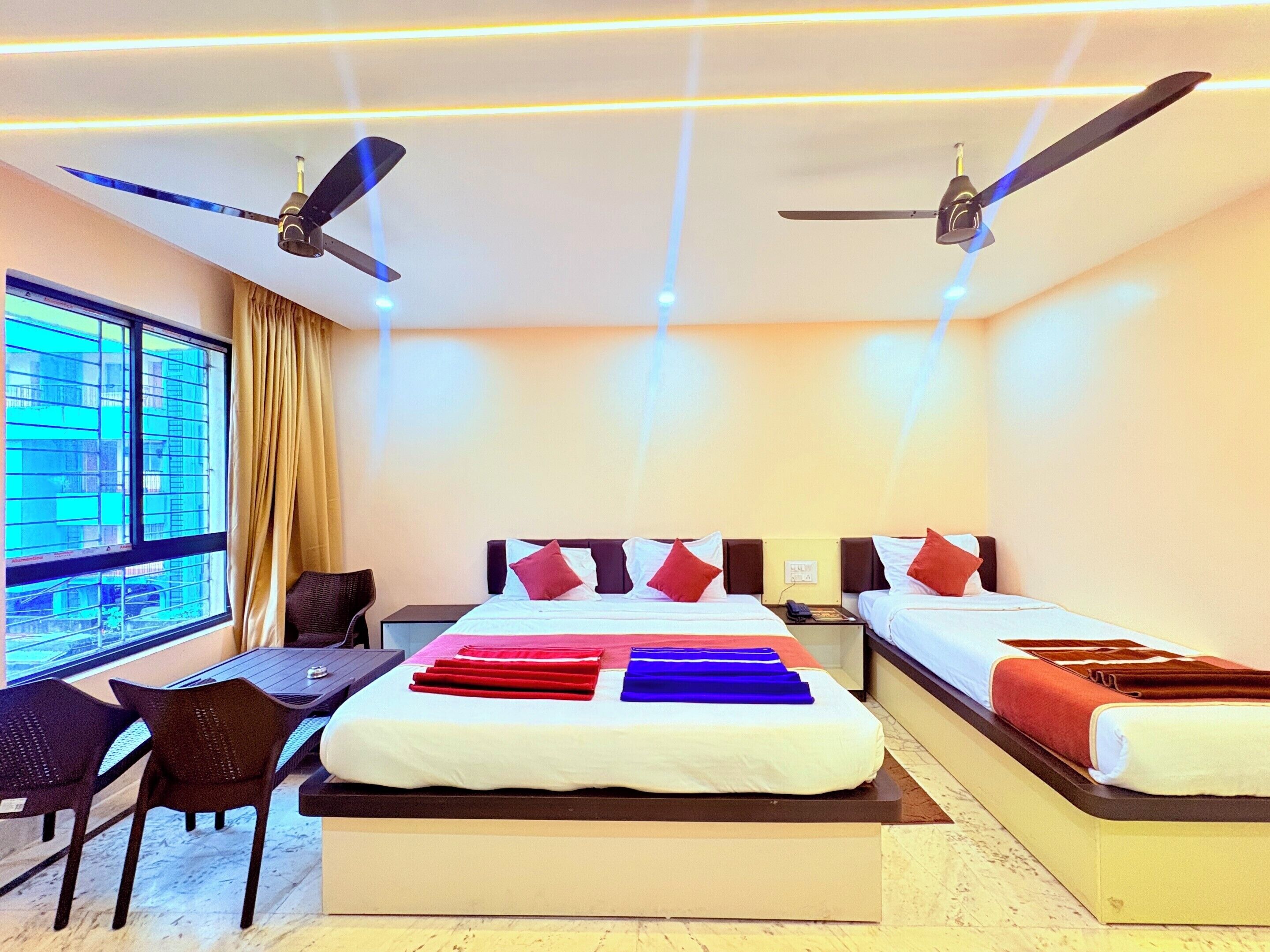 Kolmen hengen premium-huone, kaupunkinäköala | Ilmainen Wi-Fi, vuodevaatteet