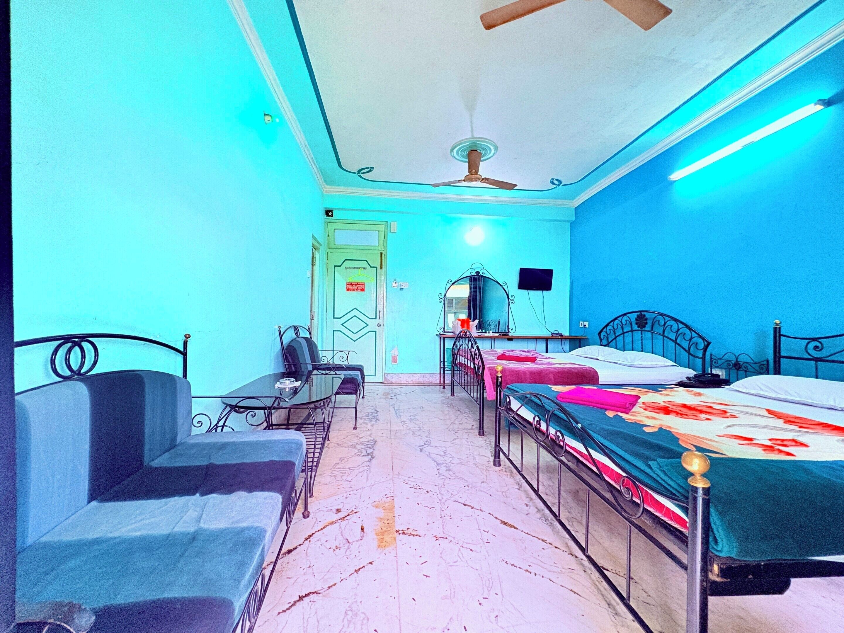 Neljän hengen deluxe-huone, kaupunkinäköala | Ilmainen Wi-Fi, vuodevaatteet