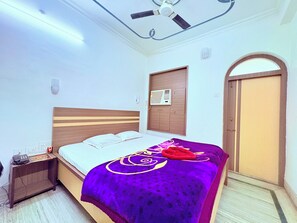 Luxury Double Room, City View | Free WiFi, bed sheets - Binapani Hotel & Restaurant Tarapith (Rampurhat)