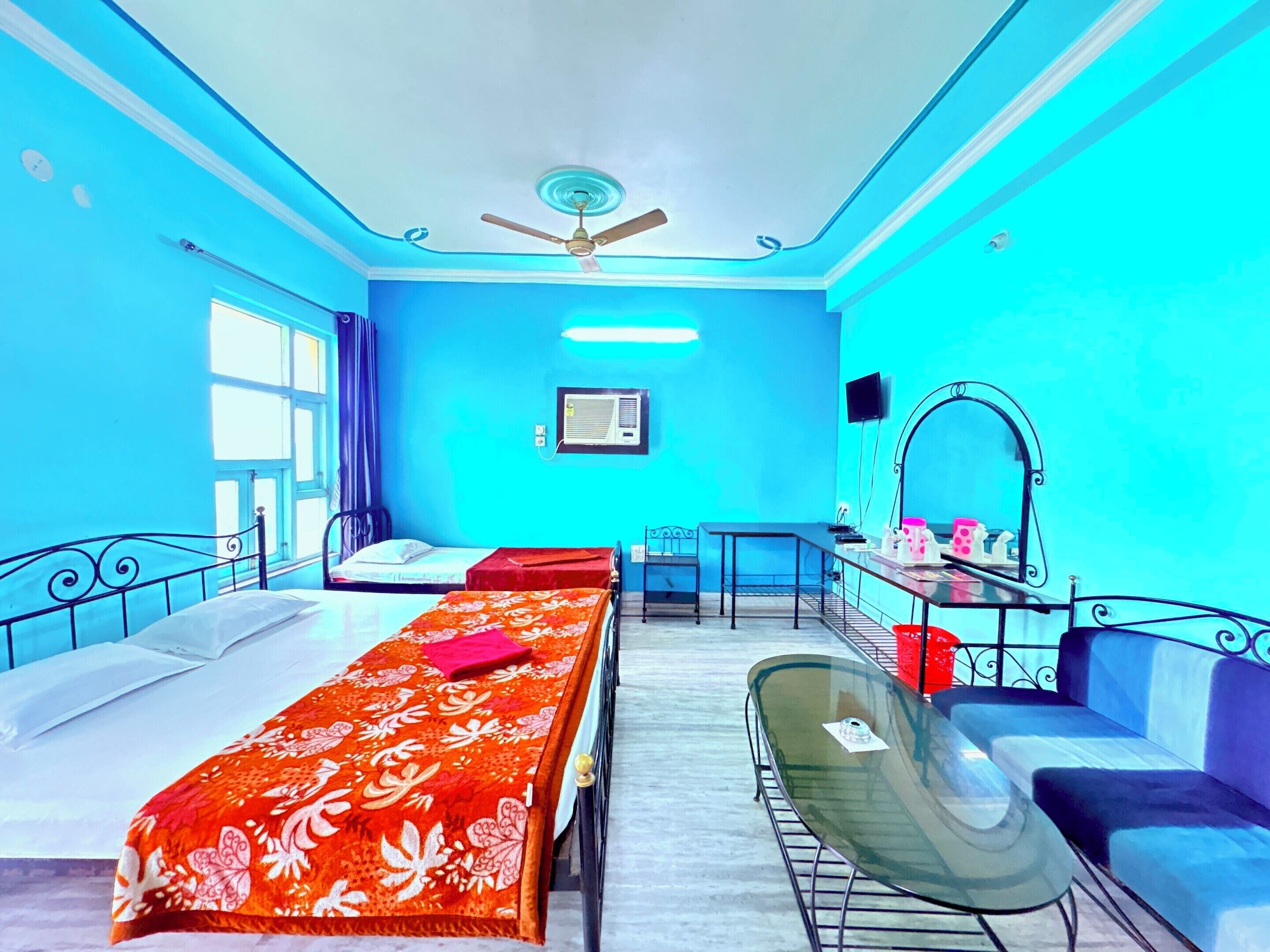 Kolmen hengen deluxe-huone, kaupunkinäköala | Ilmainen Wi-Fi, vuodevaatteet