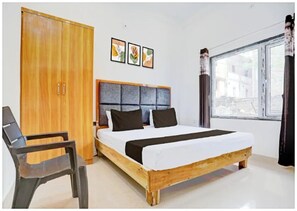 Habitación doble familiar | Ropa de cama hipoalergénica, escritorio, insonorización y wifi gratis 