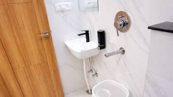 Deluxe-dobbeltværelse | Badeværelse | Bruser, brusehoved med spredningseffekt, hjemmesko, bidet