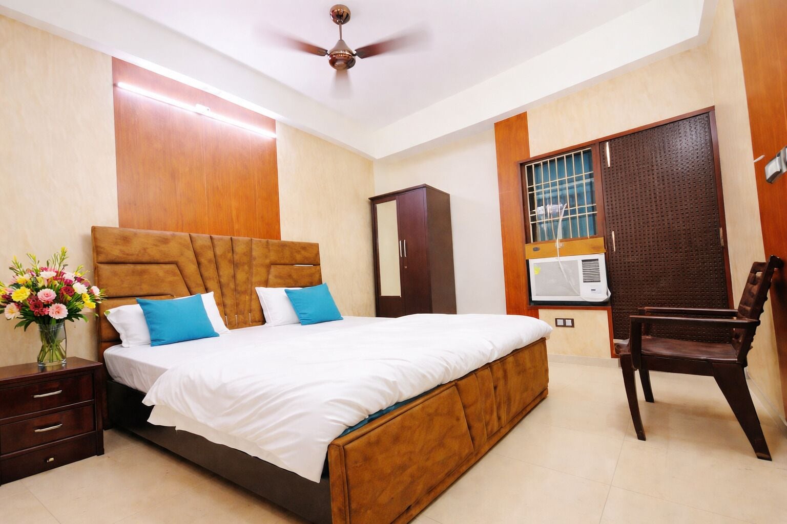 Peralatan tempat tidur hipoalergenik, meja, kalis bunyi, Wi-fi percuma 