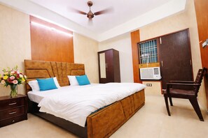 Peralatan tempat tidur hipoalergenik, meja, kalis bunyi, Wi-fi percuma 