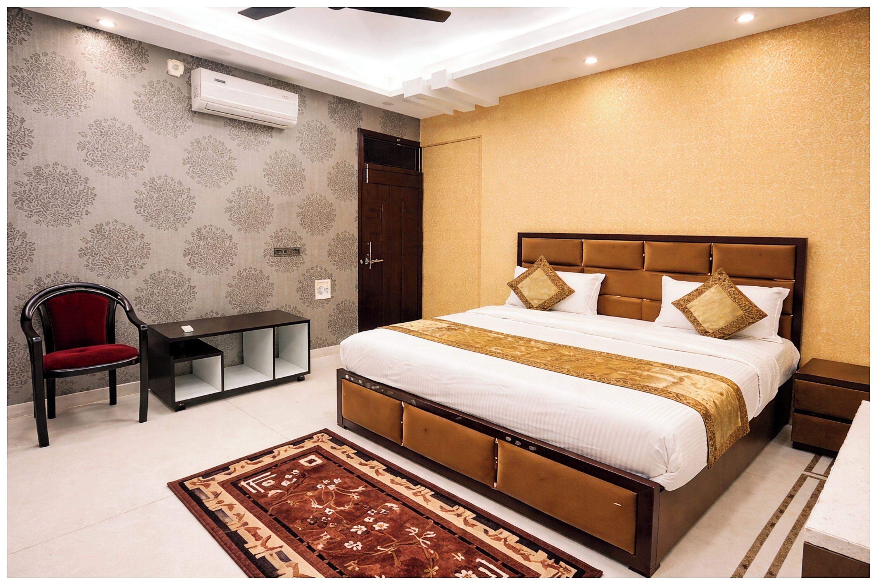 Hypo-allergenic bedding, desk, soundproofing, free WiFi