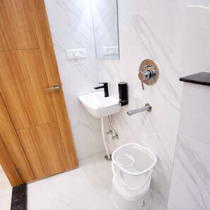 Ducha, cabezal de ducha tipo lluvia, pantuflas, bidet