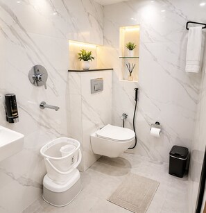 Pancuran mandi, hulu semburan mandi hujan, selipar, bidet 