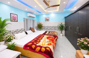 Peralatan tempat tidur hipoalergenik, meja, kalis bunyi, Wi-fi percuma 