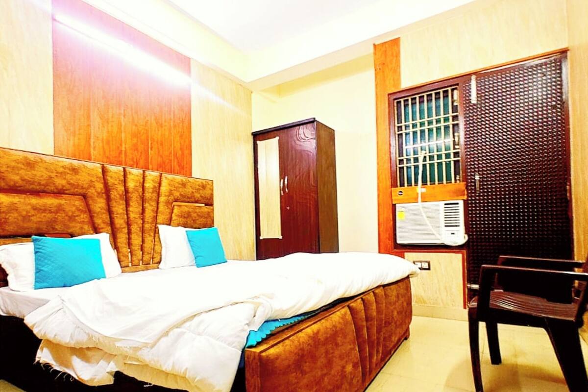 Hypo-allergenic bedding, desk, soundproofing, free WiFi