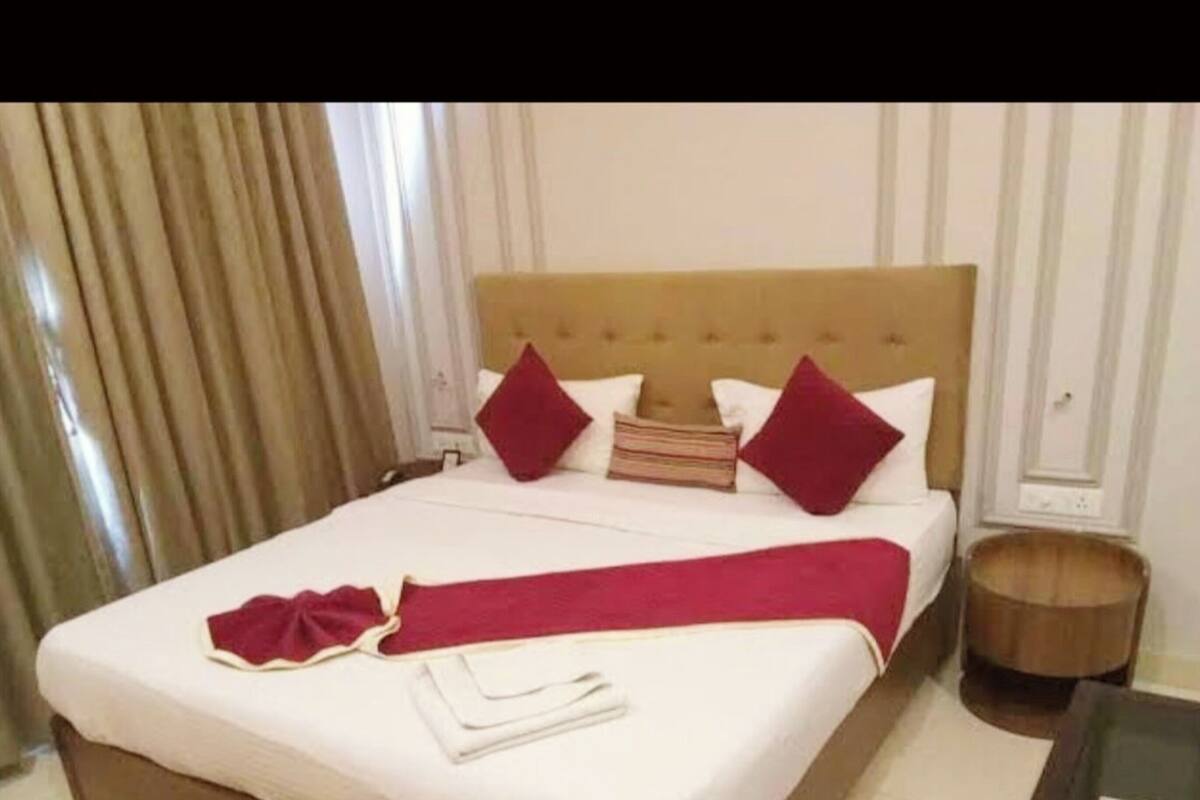 Deluxe Double Room | Hypo-allergenic bedding, desk, soundproofing, free WiFi