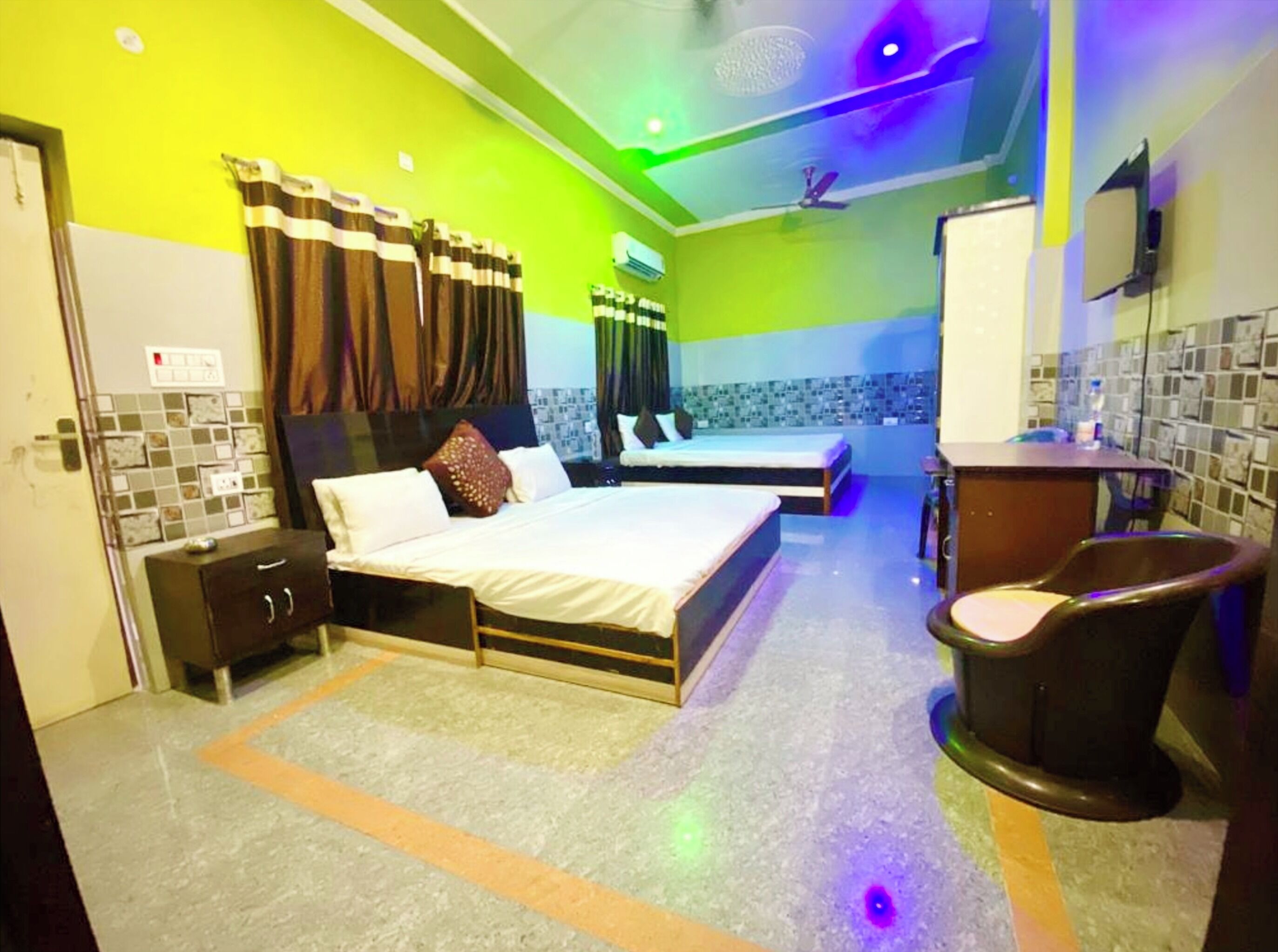 Ropa de cama hipoalergénica, escritorio y sistema de insonorización 