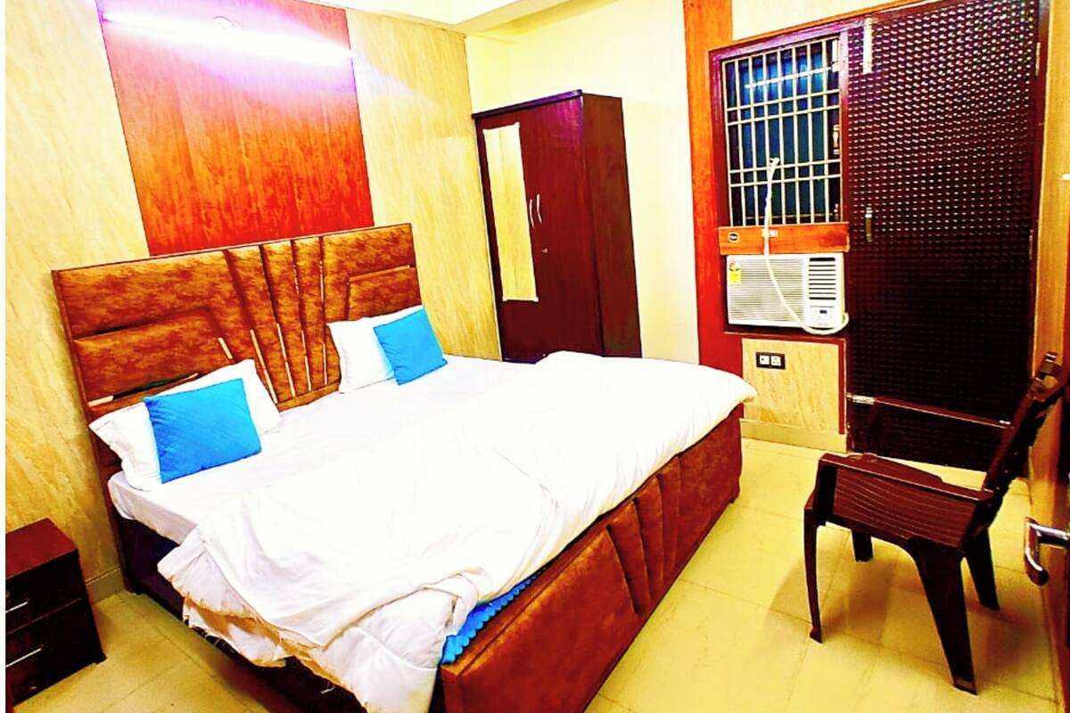 Hypo-allergenic bedding, desk, soundproofing, free WiFi