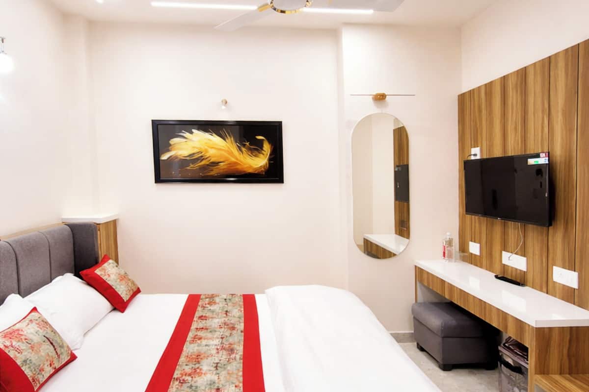 Hypo-allergenic bedding, desk, soundproofing, free WiFi