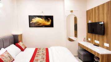 Hypo-allergenic bedding, desk, soundproofing, free WiFi