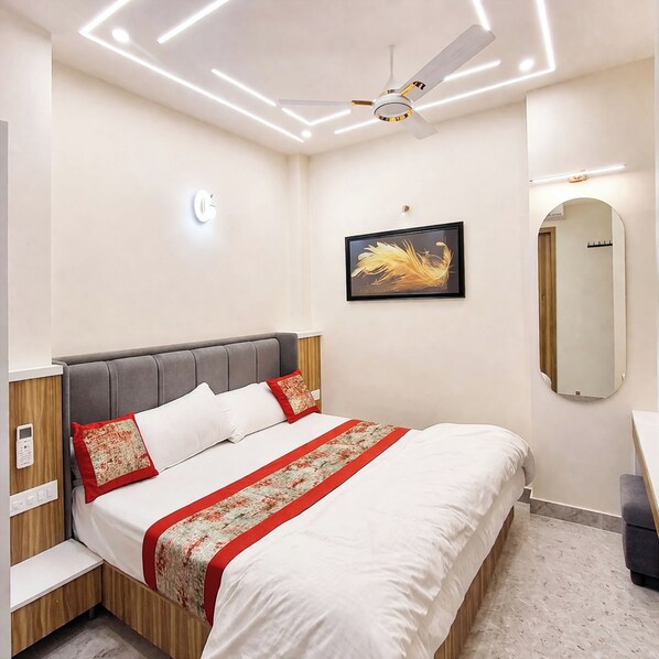 Hypo-allergenic bedding, desk, soundproofing, free WiFi