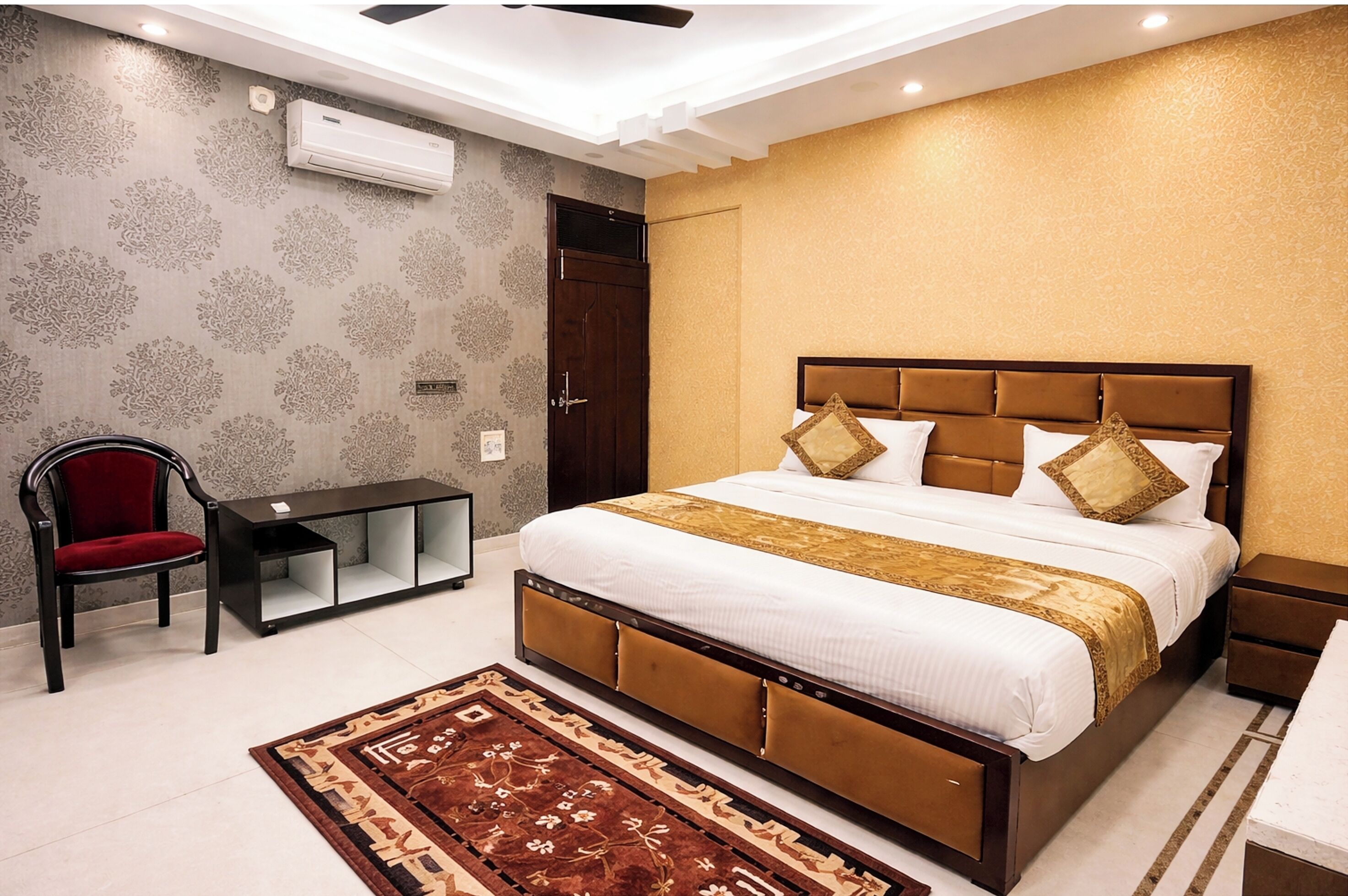 Hypo-allergenic bedding, desk, soundproofing, free WiFi