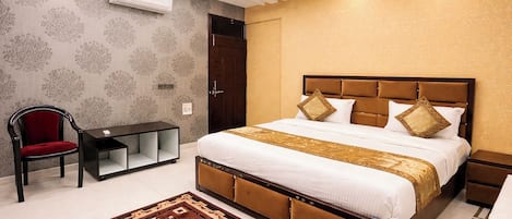 Hypo-allergenic bedding, desk, soundproofing, free WiFi