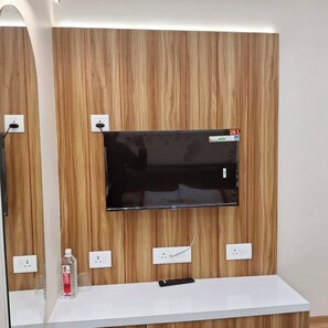 Family Double Room | Hypo-allergenic bedding, desk, soundproofing, free WiFi