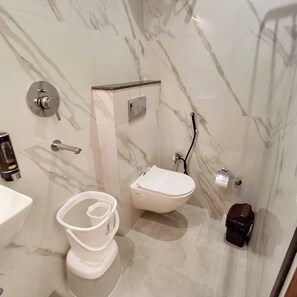 Family Apartment, Air conditioning | Bathroom | Shower, rainfall showerhead, slippers, bidet