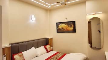 Family Double Room | Hypo-allergenic bedding, desk, soundproofing, free WiFi