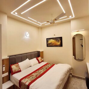 Family Double Room | Hypo-allergenic bedding, desk, soundproofing, free WiFi - Hotel Abhivadya Gange Varanasi  (Varanasi)