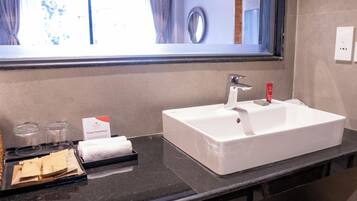 Chuveiro, secador de cabelo, toalhas de banho, sabonete