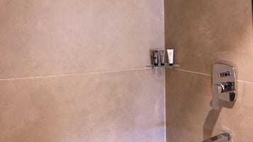 Ducha, secador de pelo, toallas, jabón