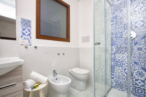 Douche, sèche-cheveux, bidet, serviettes fournies