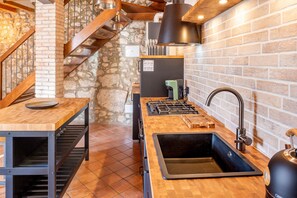 Kühlschrank, Ofen, Geschirrspüler, Wasserkocher mit Kaffee-/Teezubehör