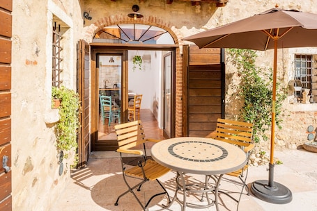 Speisen im Freien. 624A Pila Suite Apartments