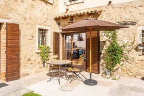 Outdoor dining - 624A Pila Suite Apartments (Affi)