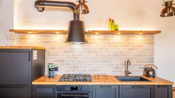 KĂŒhlschrank, Ofen, GeschirrspĂŒler, Wasserkocher mit Kaffee-/Teezubehör