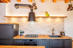 Kühlschrank, Ofen, Geschirrspüler, Wasserkocher mit Kaffee-/Teezubehör