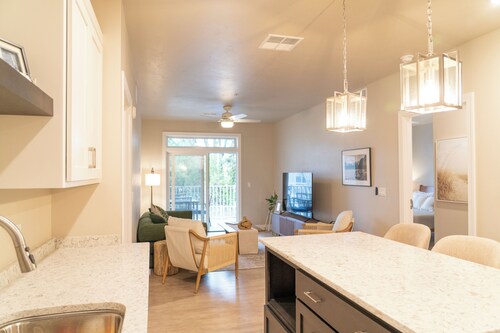 Downtown Egg Harbor Luxury Condo - 2 King Suites