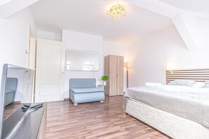 1 bedroom, WiFi, bed sheets - Comfortable Room Close to City Center (Vienna)